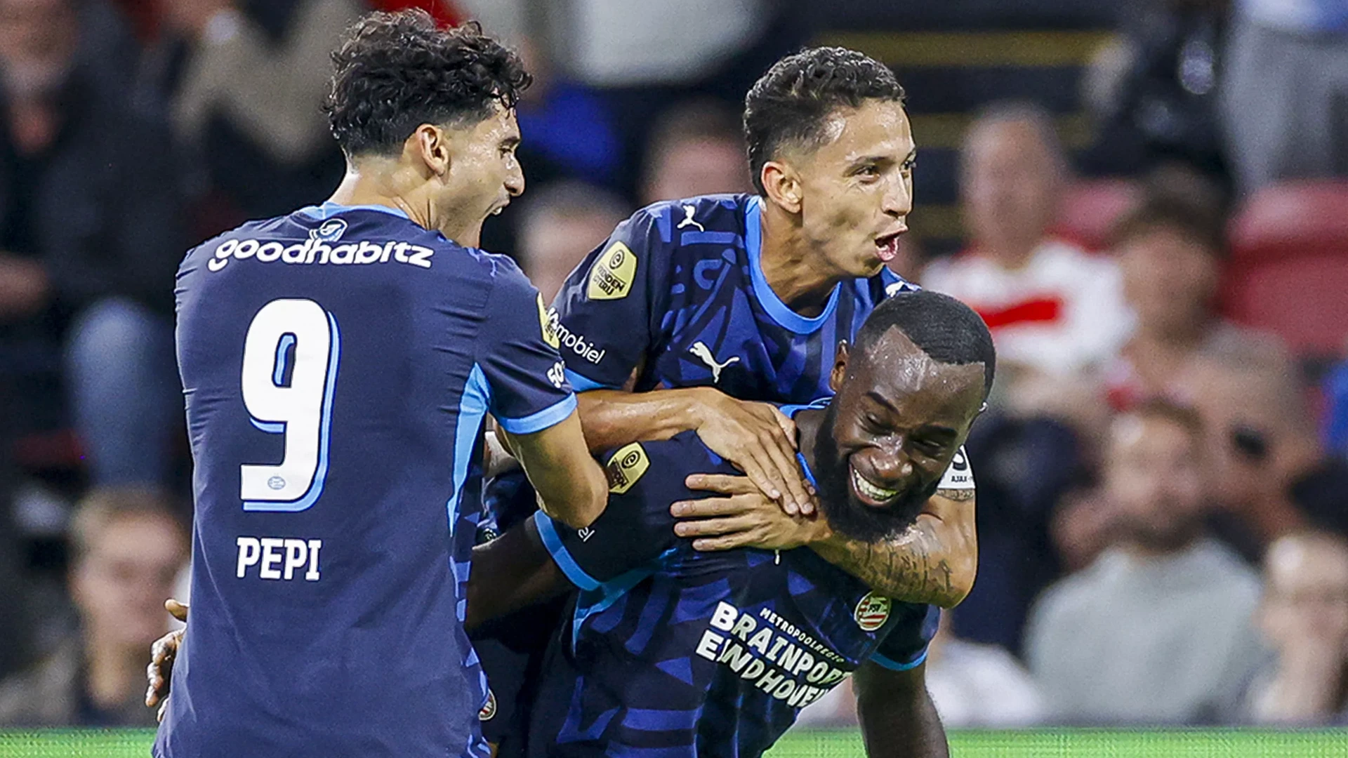 PSV leidt tegen Ajax na goal Geertruida (1-2) • Amrabat debuteert voor Ajax