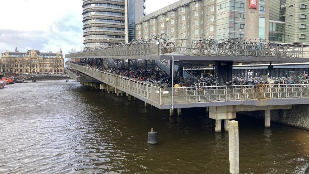 Sloop in het oog springende fietsflat bij Amsterdam CS begint maandag