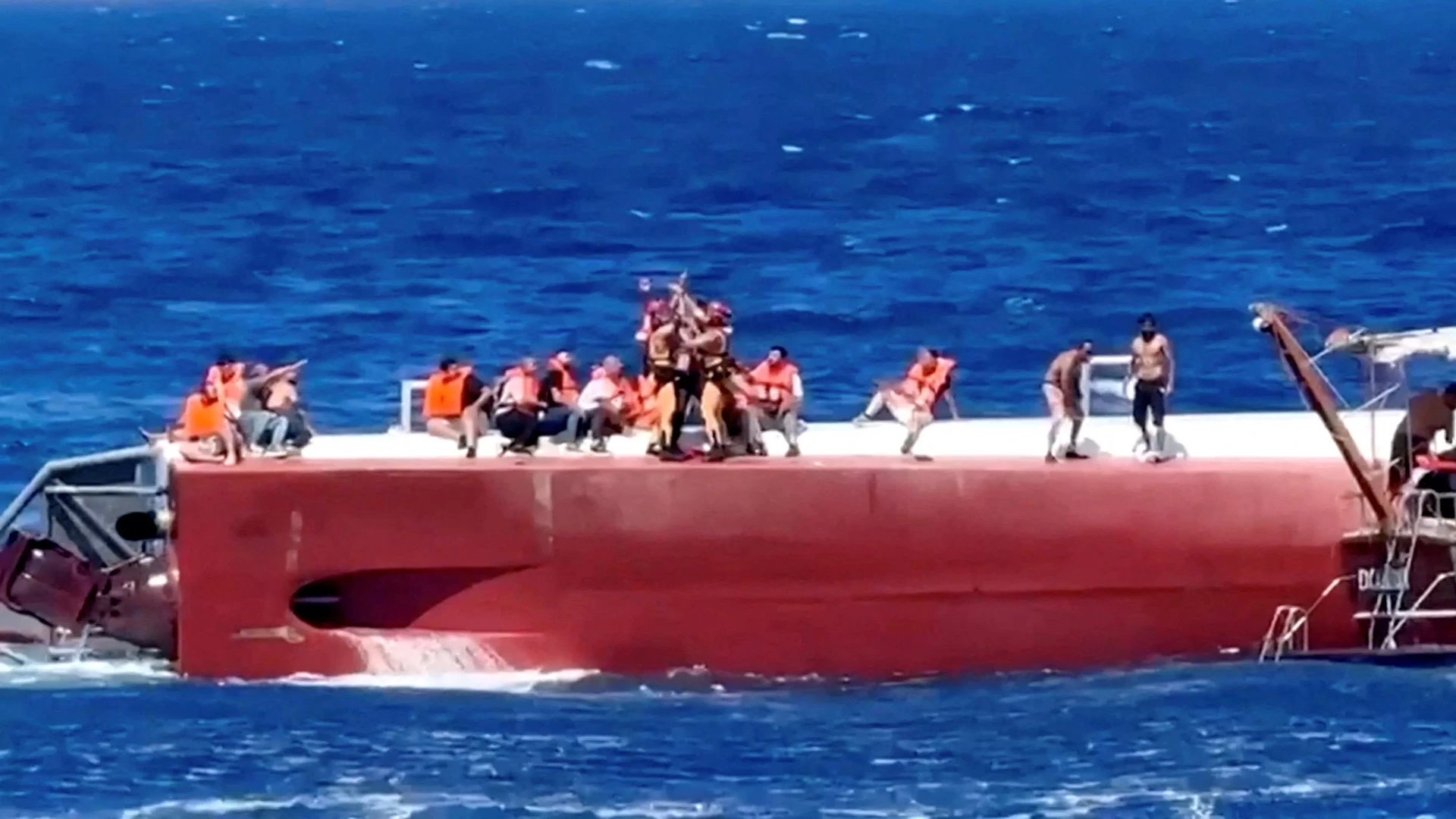 Paniek aan boord van zinkende boot bij Cyprus: 'Ik zag mensen verdrinken'