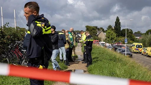 Politie langs het IJ bij de Zuiderzeeweg