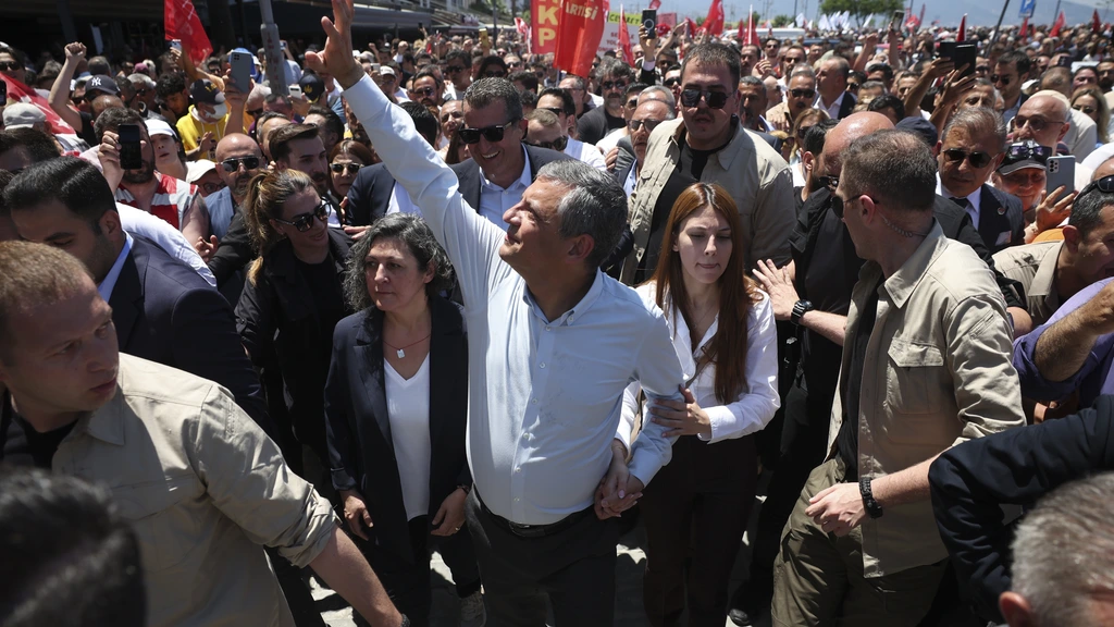 Foto: Tienduizenden op de been in Ankara om afgezette CHP-voorzitter te steunen