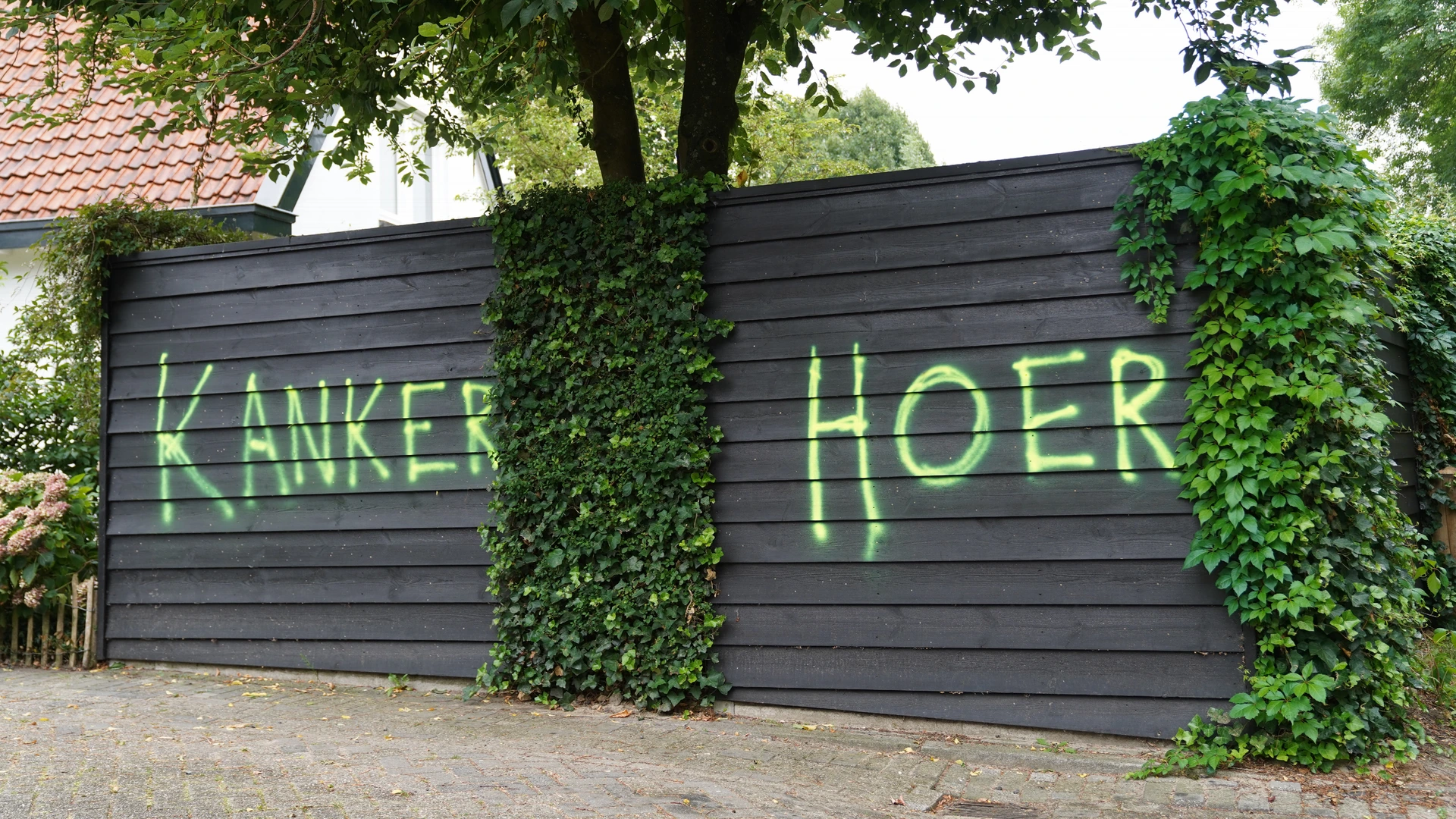 Twee aanhoudingen voor anti-azc-bekladdingen en vernielingen Engelen 