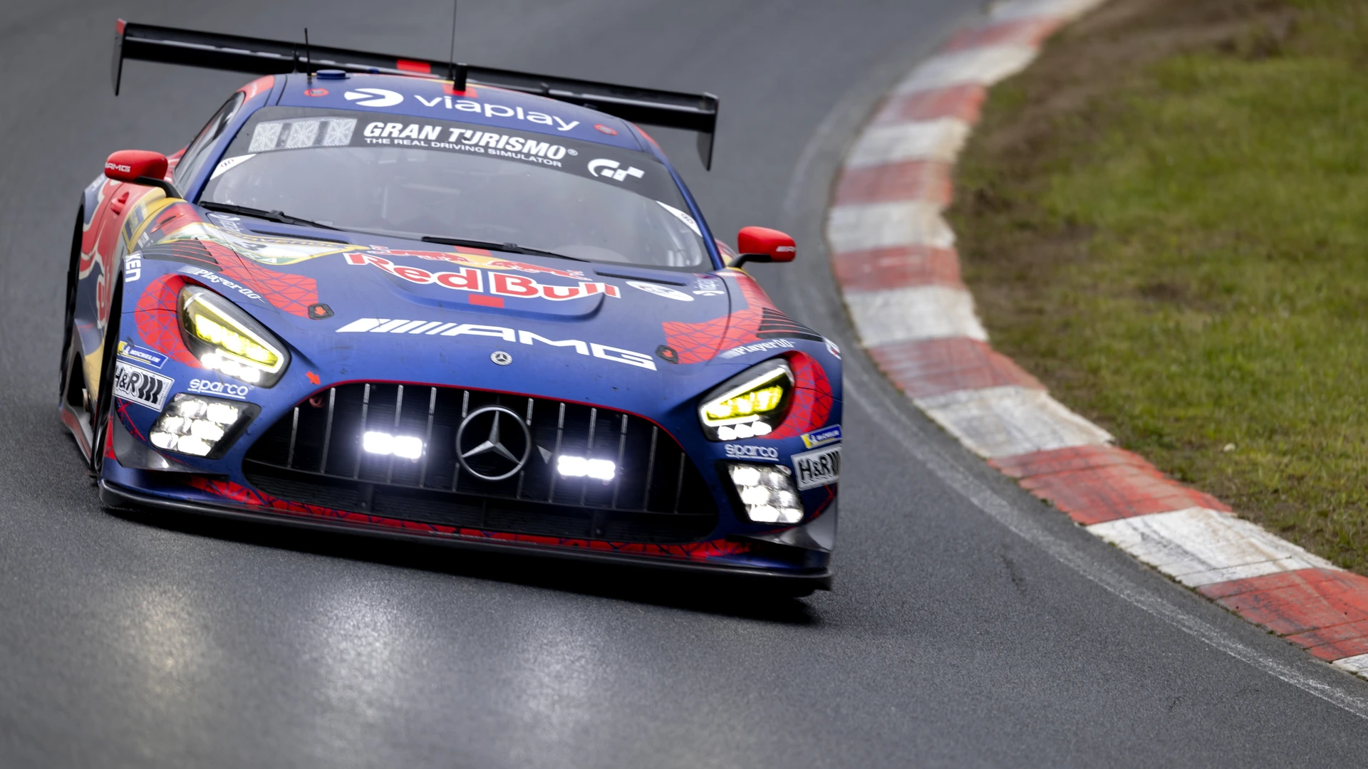 Verstappen grijpt naast zege op Nürburgring: technisch probleem in leidende positie