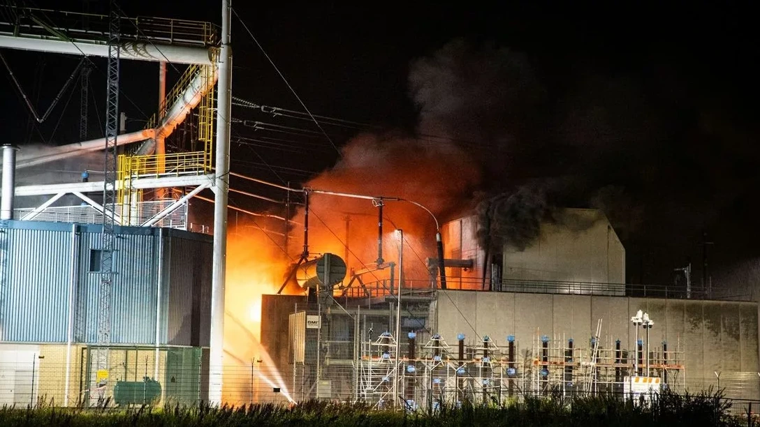 Brand in hoogspanningsstation Oost-Groningen woedt de hele dag nog Brand in hoogspanningsstation Oost-Groningen woedt de hele dag nog