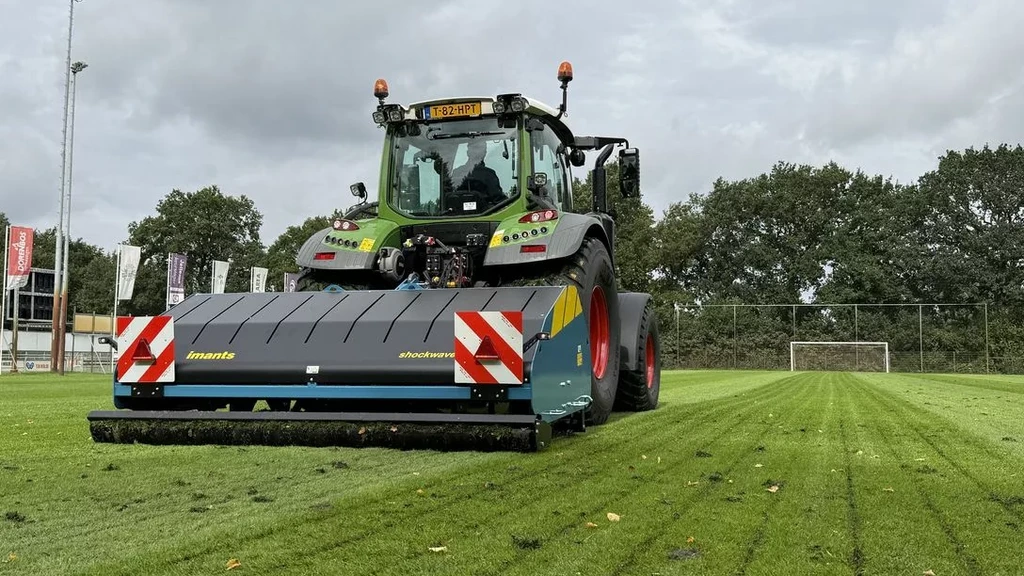 Foto: Voetbalvelden liggen er groen bij, maar zijn toch onbespeelbaar na een bui