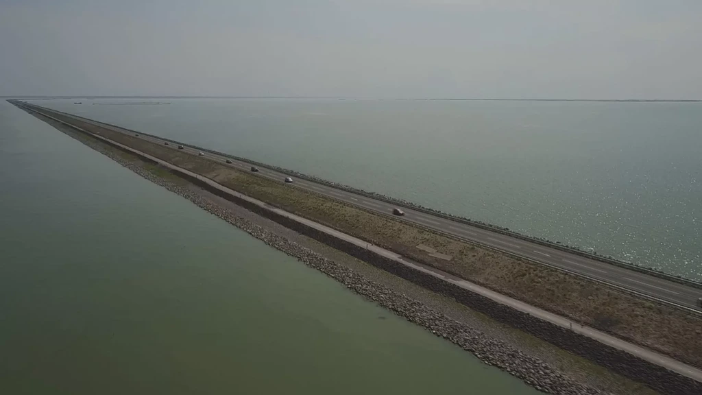 Dijk Lelystad-Enkhuizen dit najaar op slot voor zwaar vrachtverkeer Dijk Lelystad-Enkhuizen dit najaar op slot voor zwaar vrachtverkeer