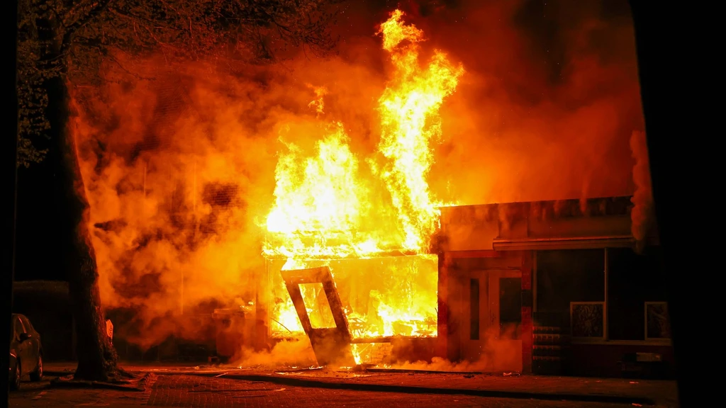 Foto: Brand in Emmeloord legt winkels in as, zes woningen ontruimd