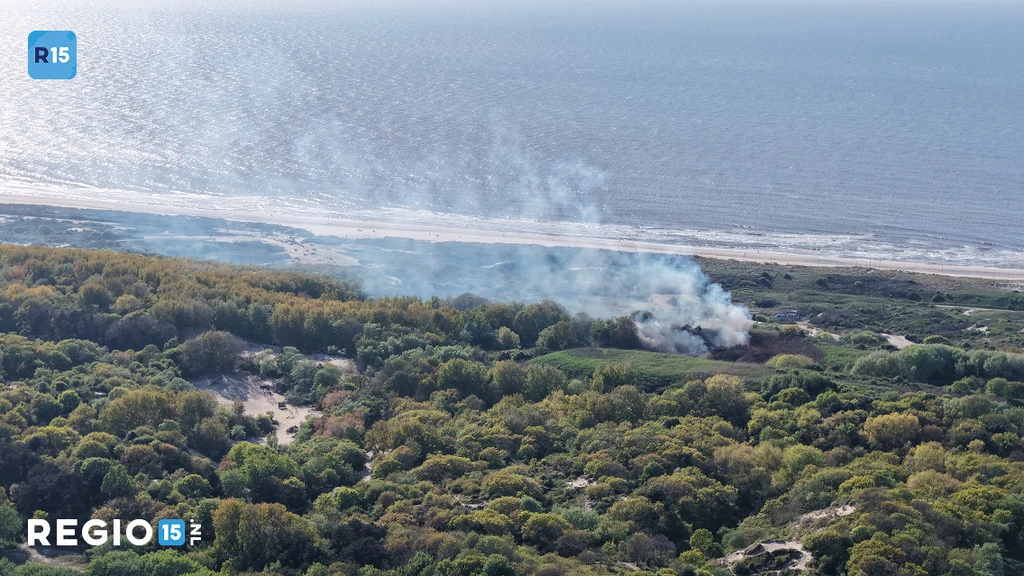 Foto: Brand in Haagse duinen onder controle, brandweer blijft vannacht bewaken