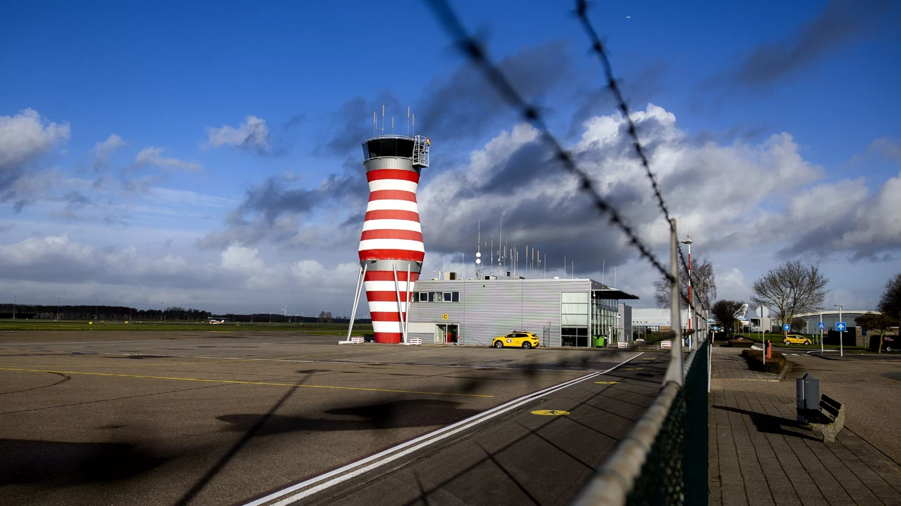 Gezinnen en bedrijven bij vliegveld Lelystad moeten weg vanwege uitbreiding defensie Gezinnen en bedrijven bij vliegveld Lelystad moeten weg vanwege uitbreiding defensie