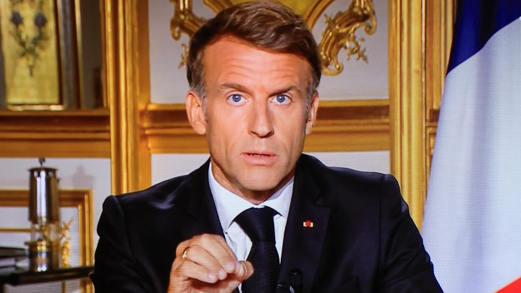 Macron haalt in tv-toespraak uit naar relschoppers terwijl rellen in Parijs doorgaan