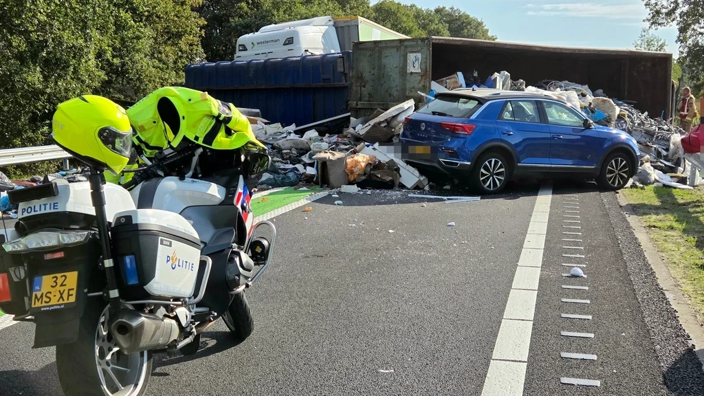 Weg N48 bij Zuidwolde nog hele dag dicht na dodelijk ongeval Weg N48 bij Zuidwolde nog hele dag dicht na dodelijk ongeval
