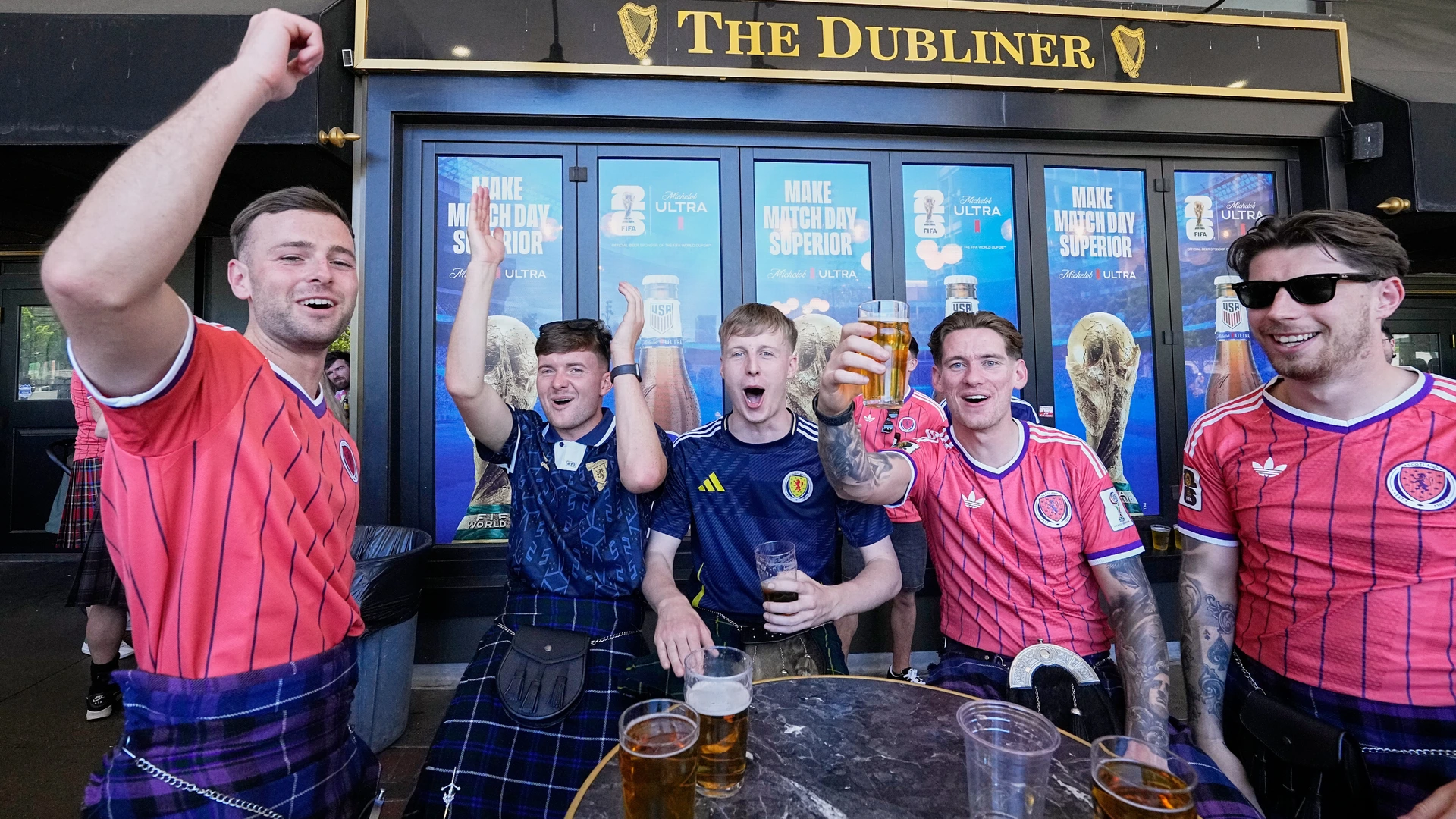Kritiek en feest tijdens WK: Schotse voetbalfans zetten Boston op z'n kop