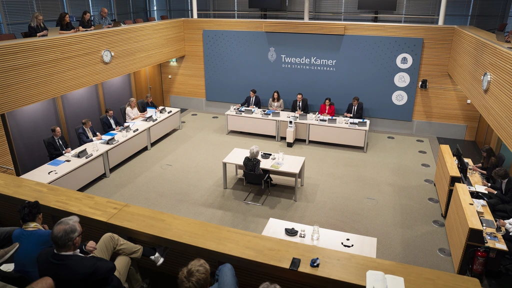 Foto: Op de publieke tribune bij coronacommissie: van 'fake news' tot vragen over vaccins
