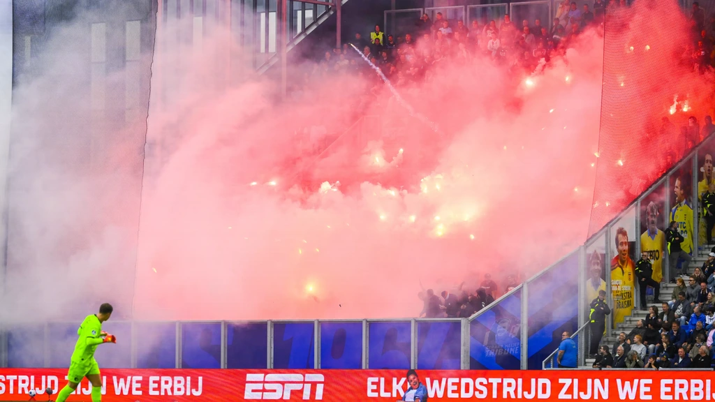 Foto: Vijf Cambuurfans gewond door vuurwerk Feyenoordsupporters