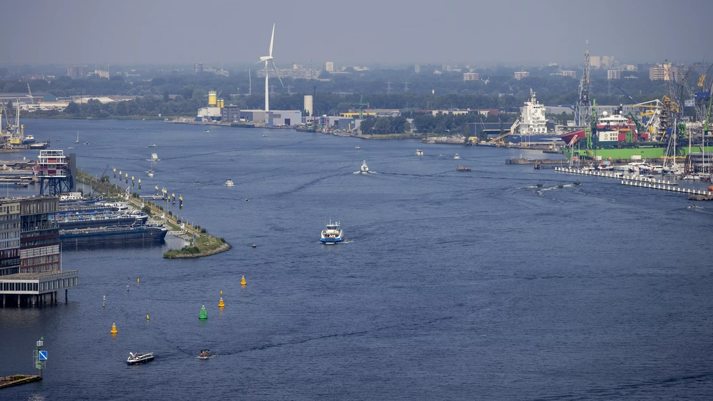 Foto: Lichaam van vermiste man (47) in het IJ gevonden na grote zoekactie