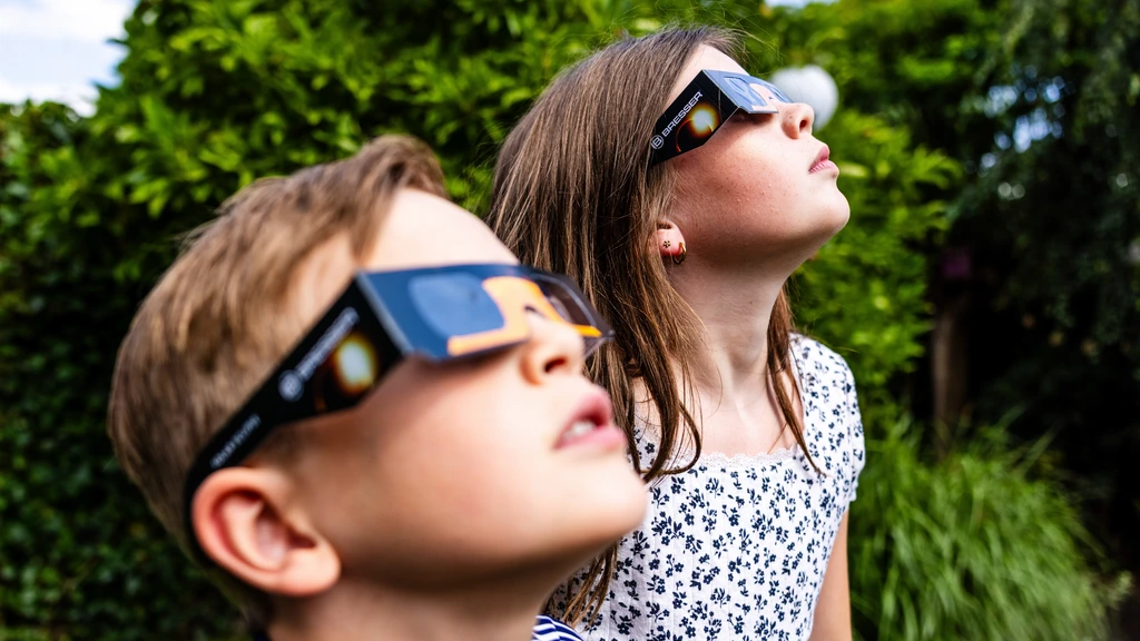Oogartsen waarschuwen voor kijken naar zonsverduistering: 'Doe het veilig'