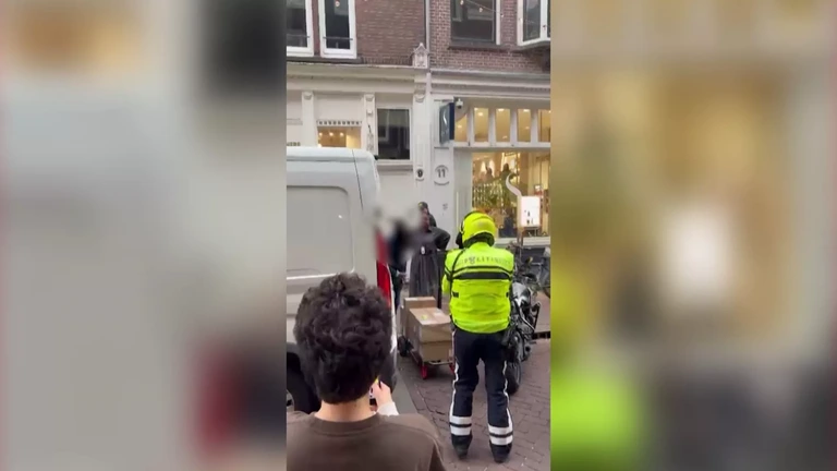 Beelden van hoe de pakketbezorger door politie getaserd wordt