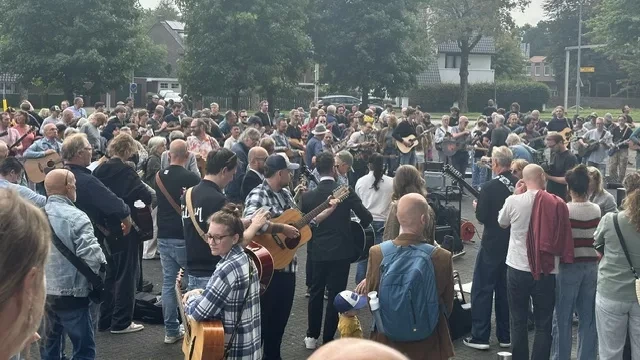 250 gitaristen brengen in Hilversum ode aan jubilerend bluesalbum John Mayer