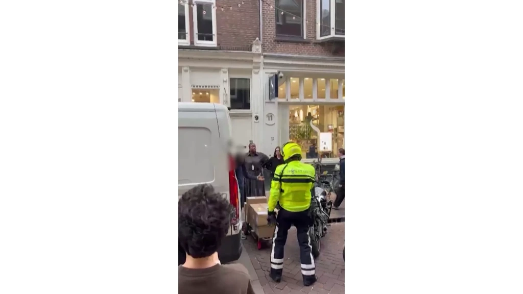 Foto: Agent tasert pakketbezorger na foutparkeren Amsterdam, omstanders verontwaardigd