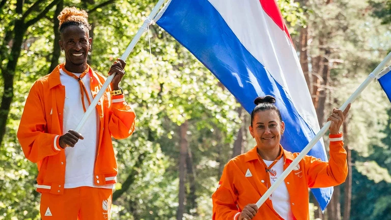 De Rooij en Abraham dragen Nederlandse vlag bij opening Paralympische ...