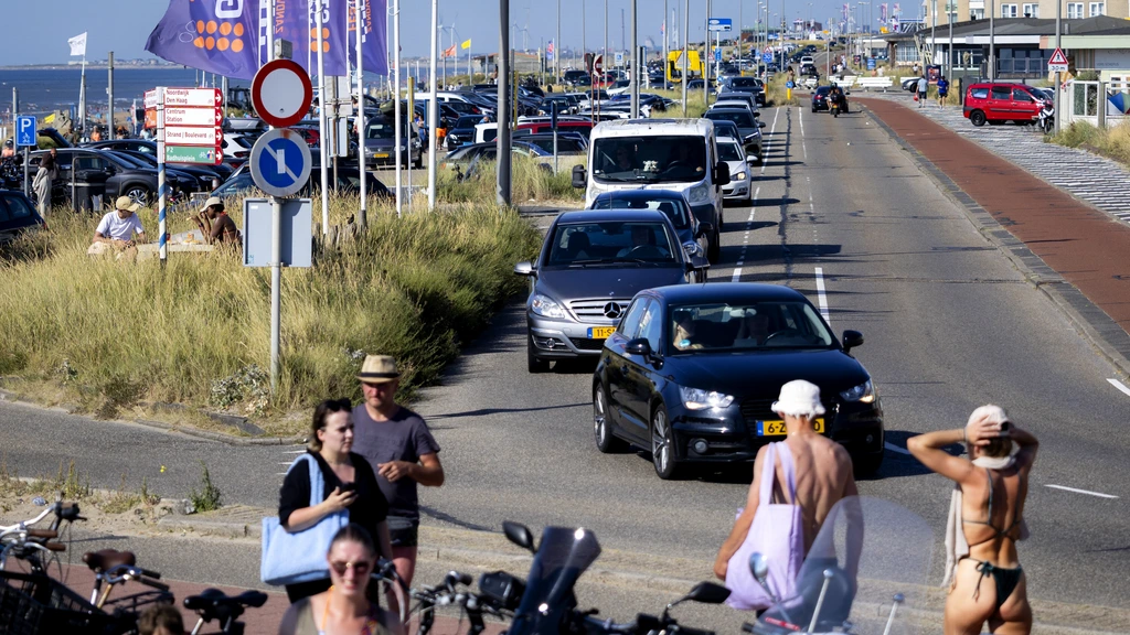 Foto: Noodverordening van kracht in Zandvoort vanwege provocerende jongeren
