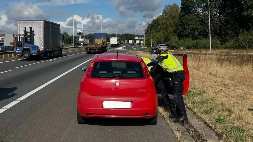 Automobilist slaapt roes uit op snelweg, onder invloed van alcohol en drugs