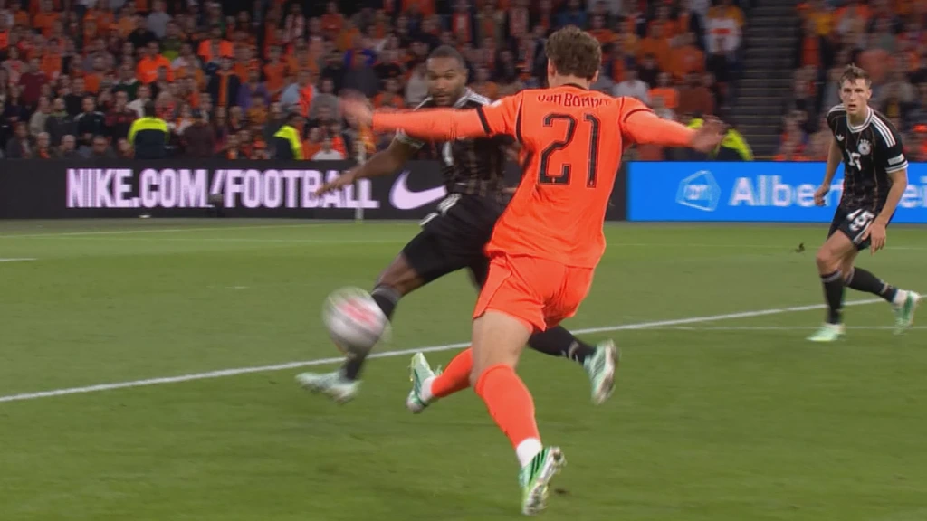 Terugkijken: de prachtige assist van Van Bommel en de schitterende goal van Gakpo