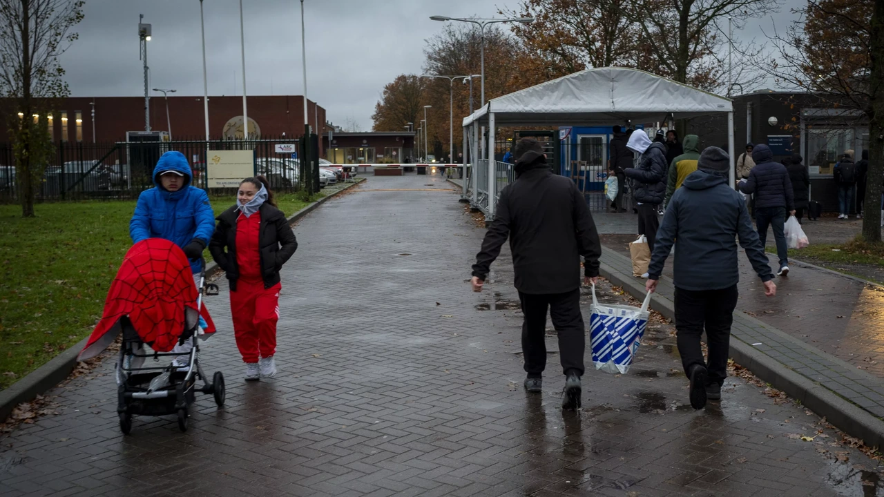 Twintig asielzoekers sliepen in regen in Ter Apel: ‘Door humane ondergrens gezakt’ Twintig asielzoekers sliepen in regen in Ter Apel: ‘Door humane ondergrens gezakt’
