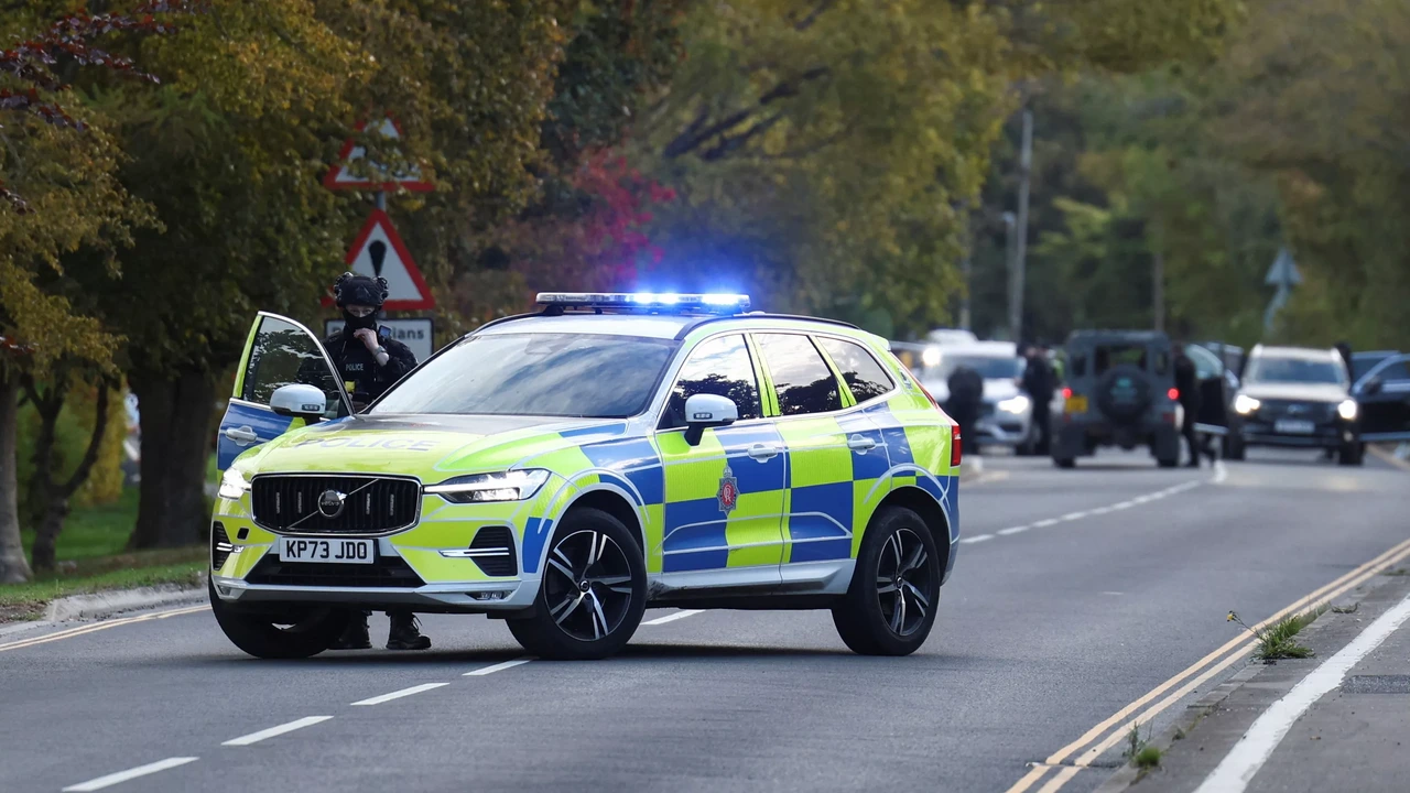 Groot alarm en arrestaties bij Britse luchtmachtbasis, mogelijk explosieven in auto’s