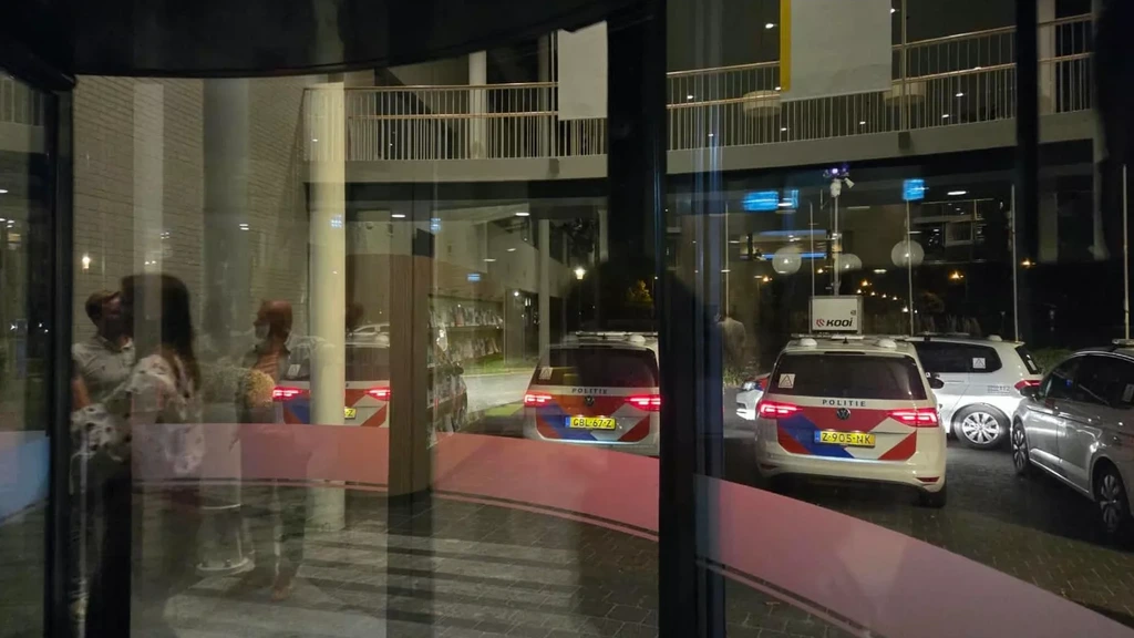 Raadsleden Tholen mogen gemeentehuis niet uit door demonstratie Raadsleden Tholen mogen gemeentehuis niet uit door demonstratie