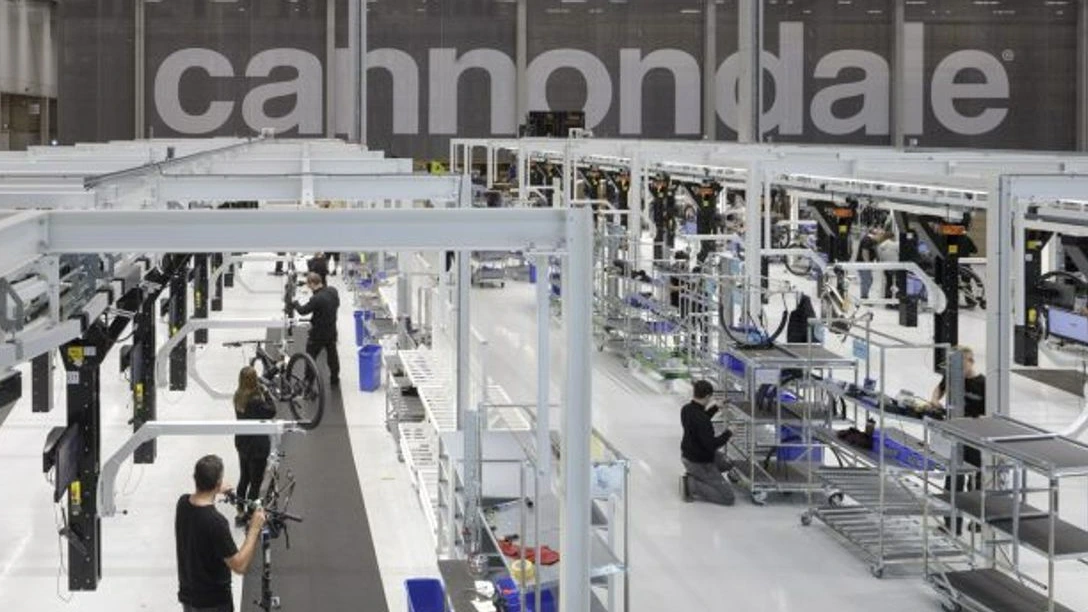 Fietsfabriek van Cannondale in Almelo sluit, 120 medewerkers getroffen Fietsfabriek van Cannondale in Almelo sluit, 120 medewerkers getroffen