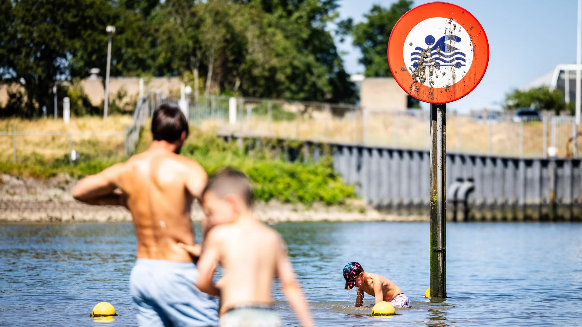 Nederlandse zwemwateren vervuild met chemische stoffen