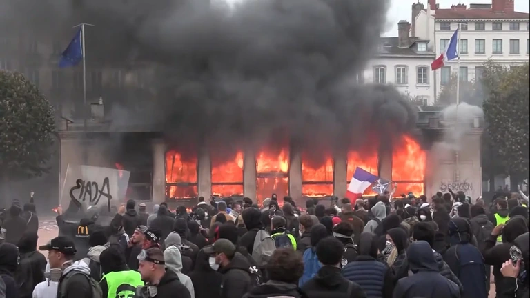 Rellen en brand na protesten in Frankrijk