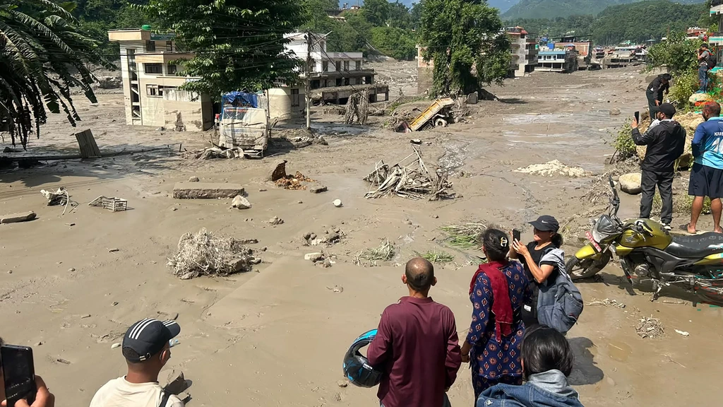 Foto: Doden en honderden vermisten na overstroming in Nepal, ook Nederlander vermist