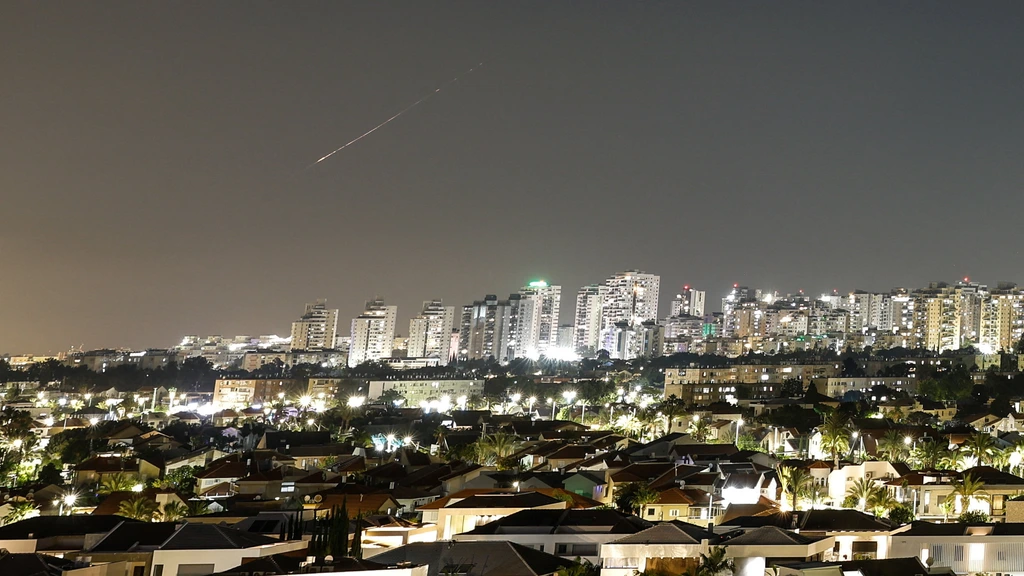 Foto: Iran vuurt voor het eerst sinds staakt-het-vuren weer raketten af op Israël, geen schade gemeld