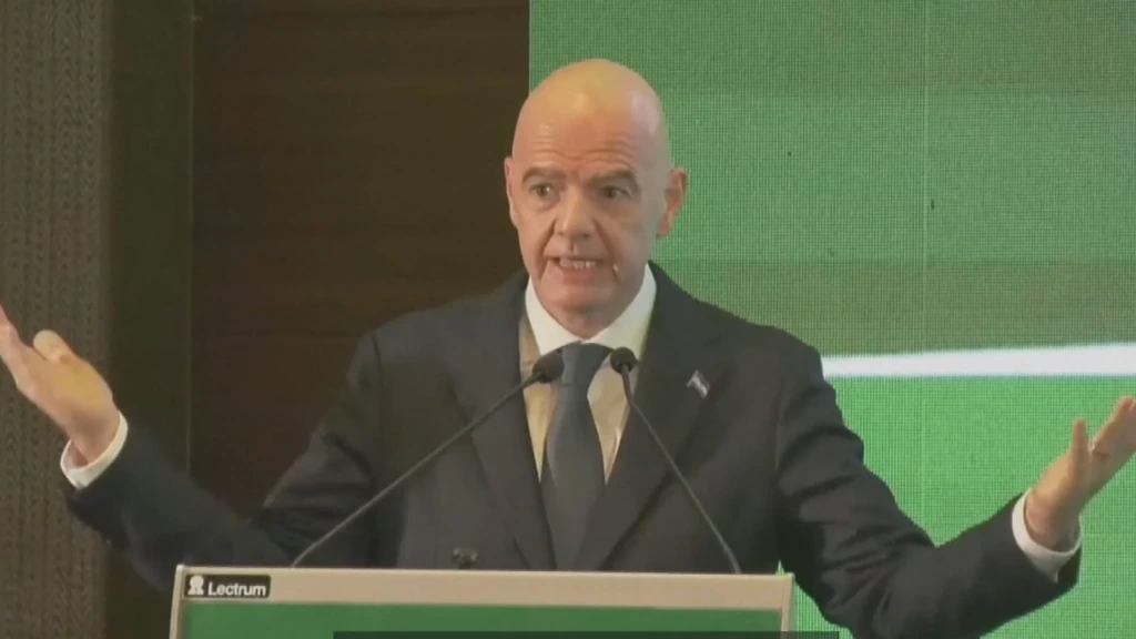 FIFA-voorzitter Infantino krijgt tijdens reis door voetbalwereld volop steun in Afrika