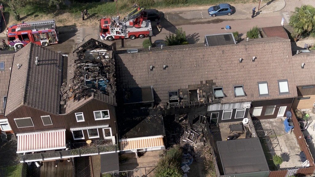 Foto: Drie houten huizen uitgebrand in woonwijk Nieuwegein