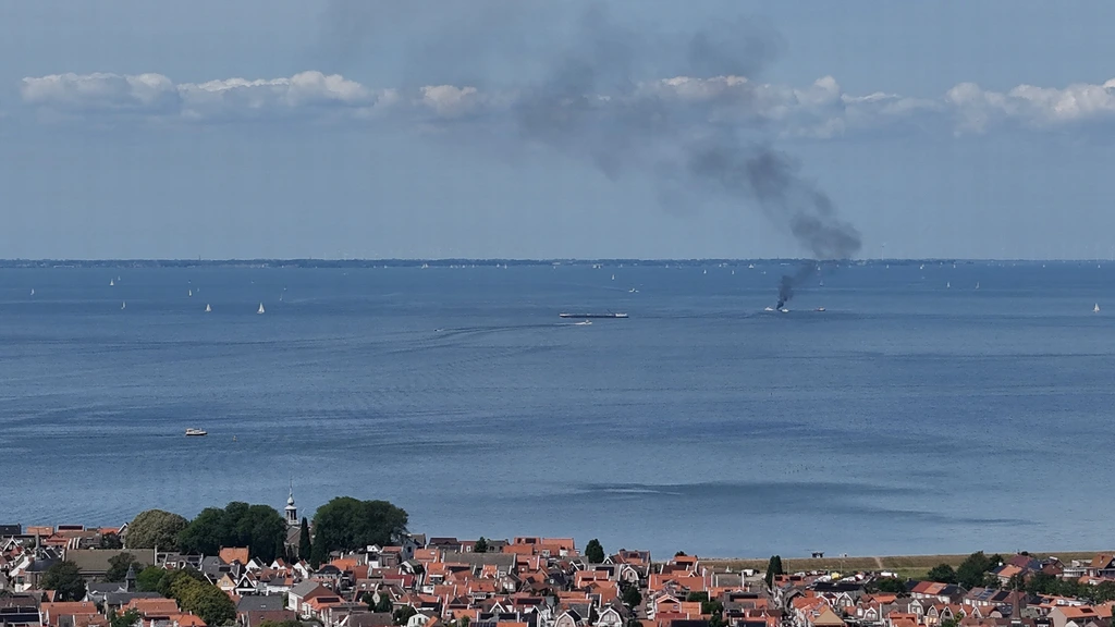 Mogelijke explosie op schip bij Urk, hulpdiensten opgeroepen