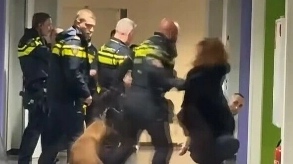 Foto: Vrouw reageert op geweld door agenten in azc Zeist: 'wilde politie vraag stellen'