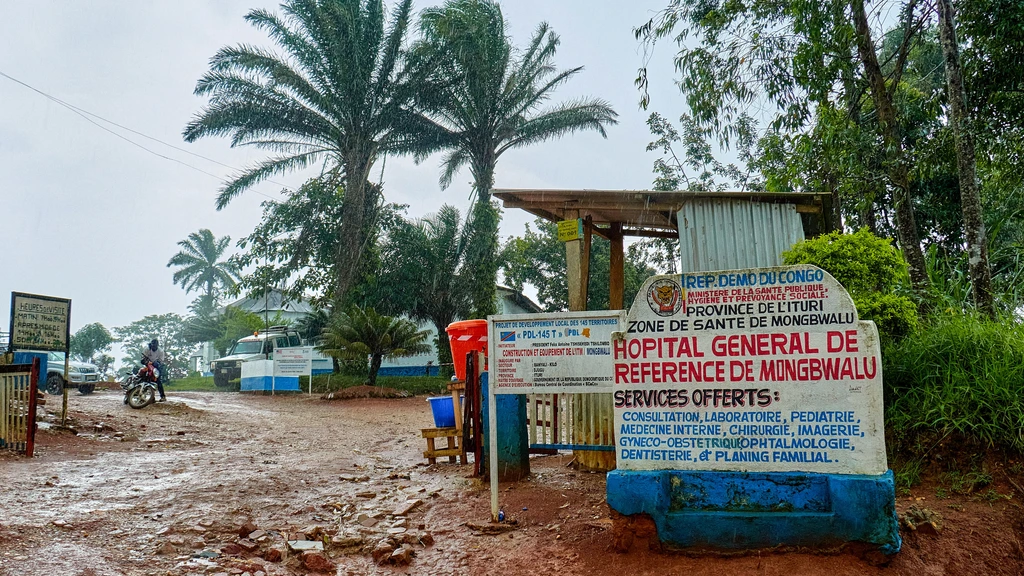 Woedende jongeren bestormen ziekenhuis voor ebola-patiënten in Congo Woedende jongeren bestormen ziekenhuis voor ebola-patiënten in Congo