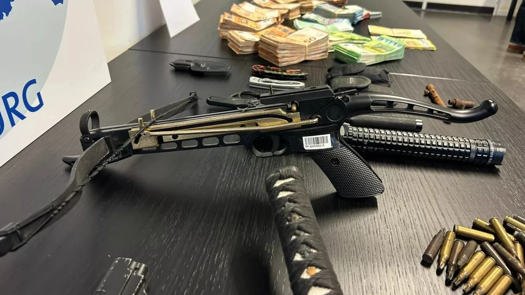 Foto: Wapens en stapels geld: Belgische politie rolt Turkse maffiabende op