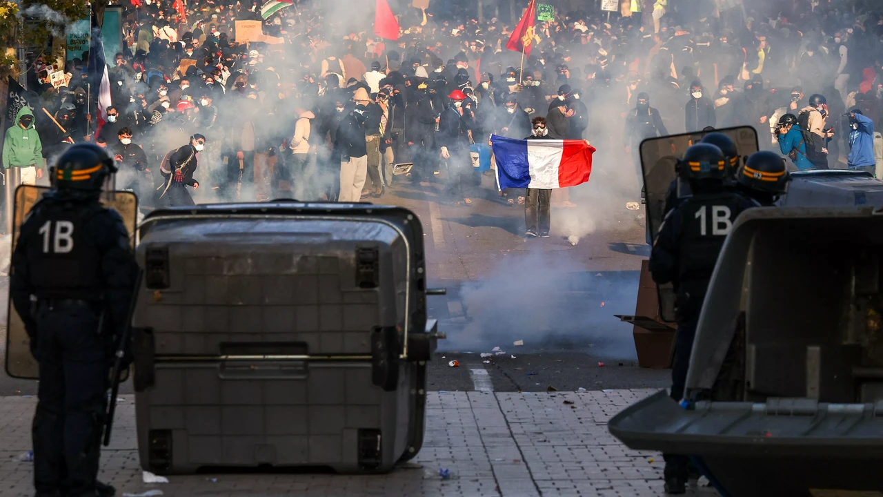 Bijna 1000 arrestaties bij demonstraties in Frankrijk, hier en daar rellen Bijna 1000 arrestaties bij demonstraties in Frankrijk, hier en daar rellen