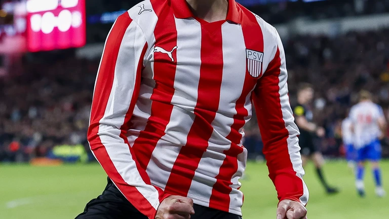 PSV eert clubicoon Dillen met speciaal shirt