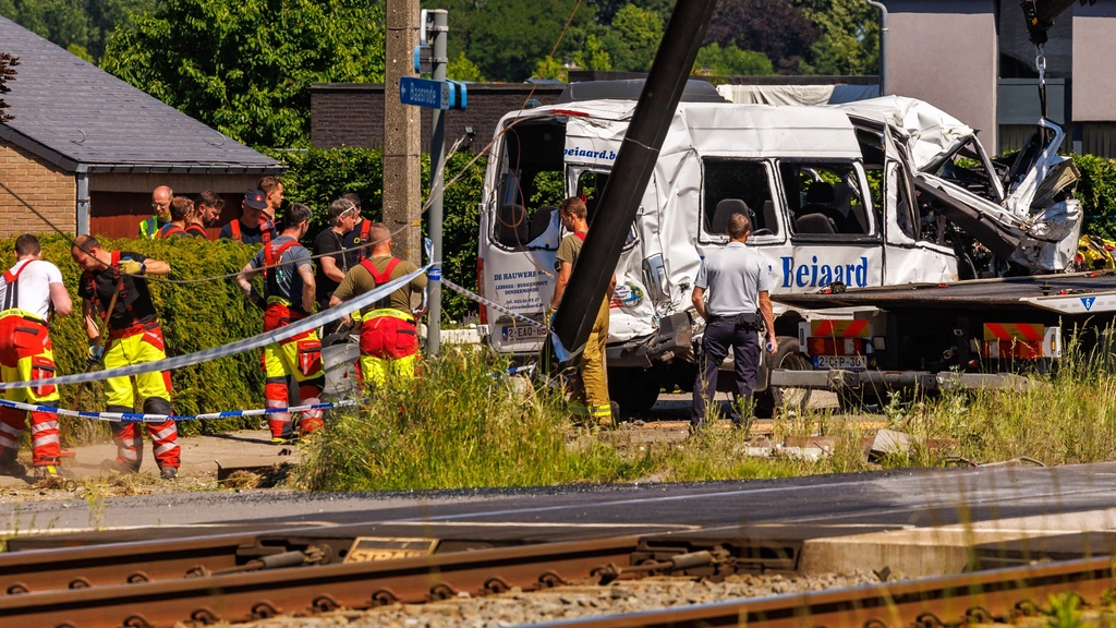 Foto: Twee jonge slachtoffers botsing trein met schoolbusje uit het ziekenhuis