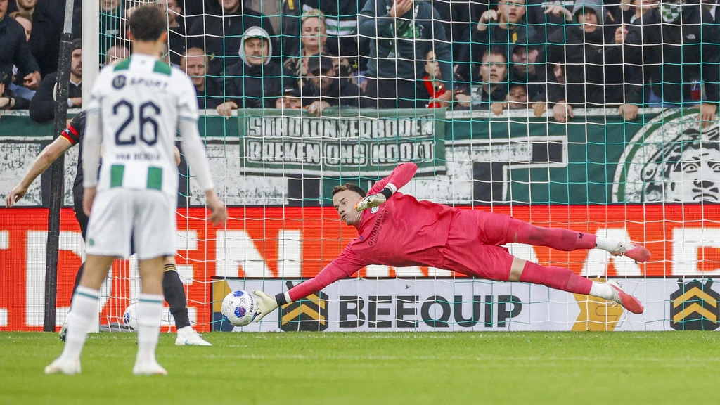 Klaassen mist penalty (die Marcos Leonardo wilde nemen)