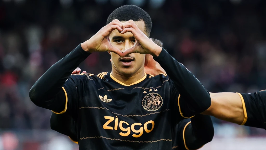Ouazane zet Ajax met prachttreffer op voorsprong tegen Sparta