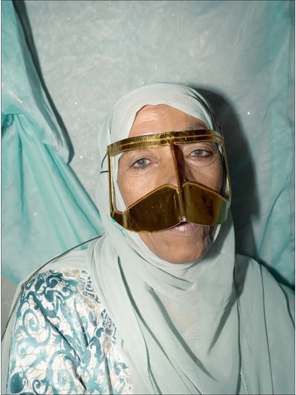Dit is de genoemde foto. De vrouw draagt ook een zogeheten battoulah, een masker dat vooral in Zuid-Iran geregeld wordt gedragen 