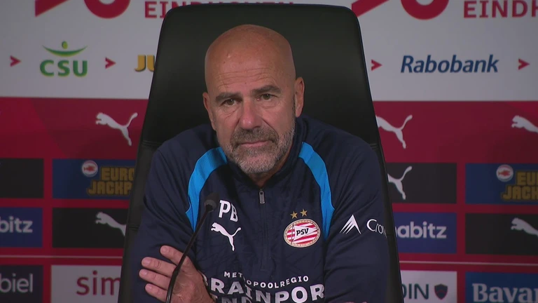 Bosz looft voetbalintelligente Geertruida bij PSV: 'Dat bewijst hij'