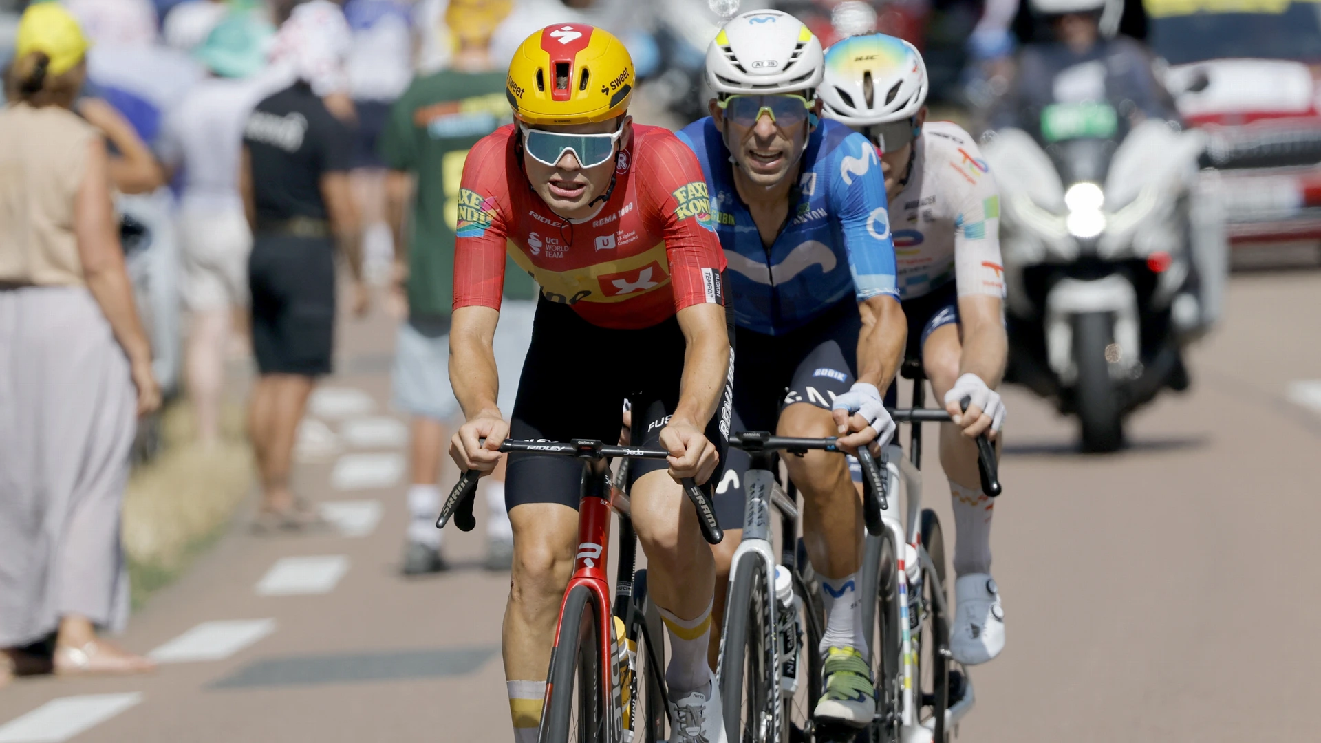 Noorse 'neushoorn' Waerenskjold wint snelste Tour-rit ooit • Kooij tweede