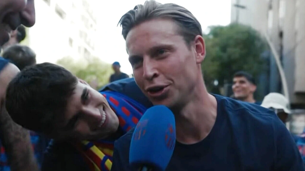 Kampioen De Jong op bus door Barcelona: 'Champions League nu bovenaan de lijst'